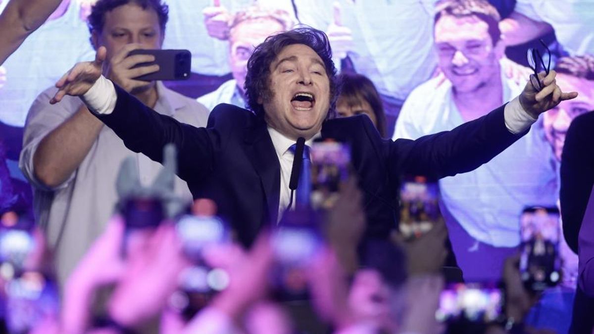 Milei celebra en el búnker libertario este domingo por la noche, tras la victoria en las elecciones nacionales.