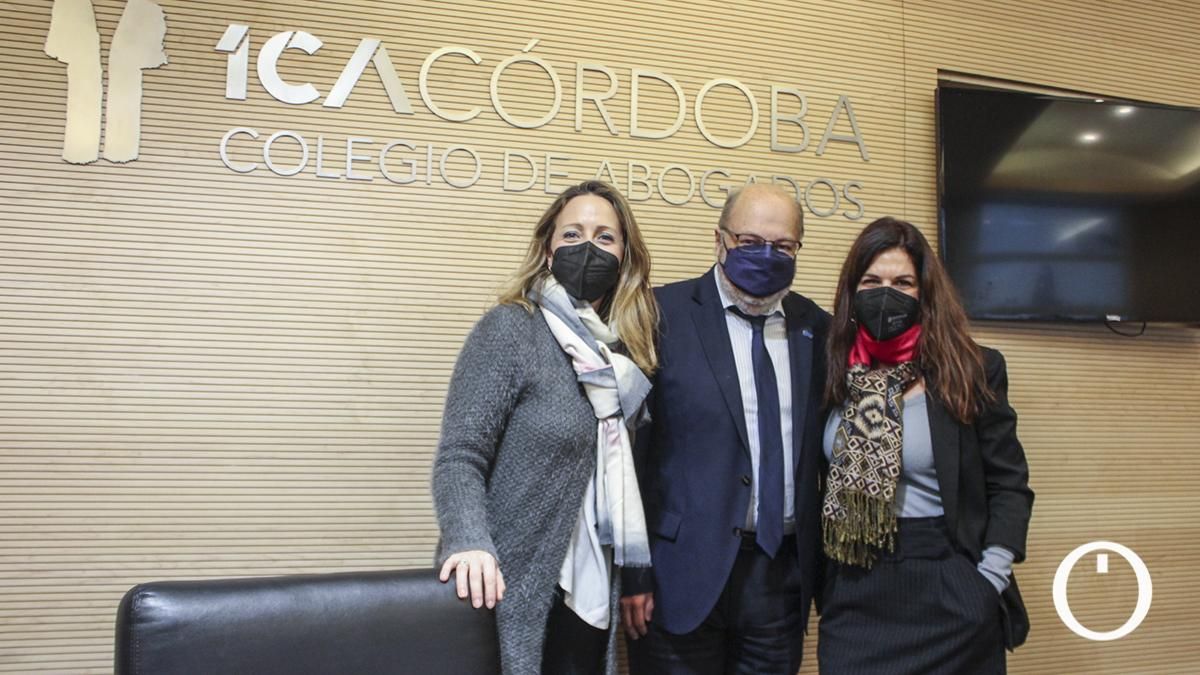 El decano del Colegio de Abogados de Córdoba, Carlos Arias López, entrega las ayudas destinadas a asociaciones y ONG
