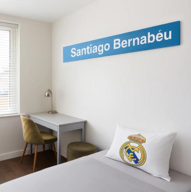 Lámina de Santiago Bernabéu, disponible en la web de la tienda de Metro.