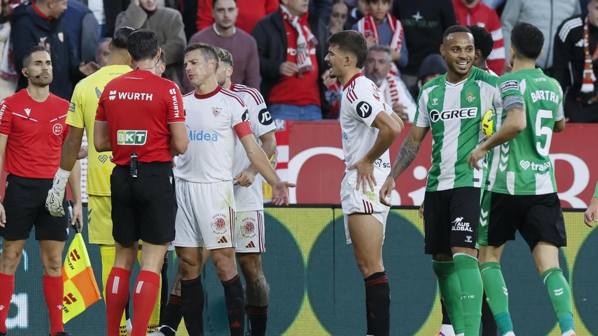 Suspendido durante 15 minutos el derbi Sevilla-Betis por el lanzamiento de objetos desde la grada