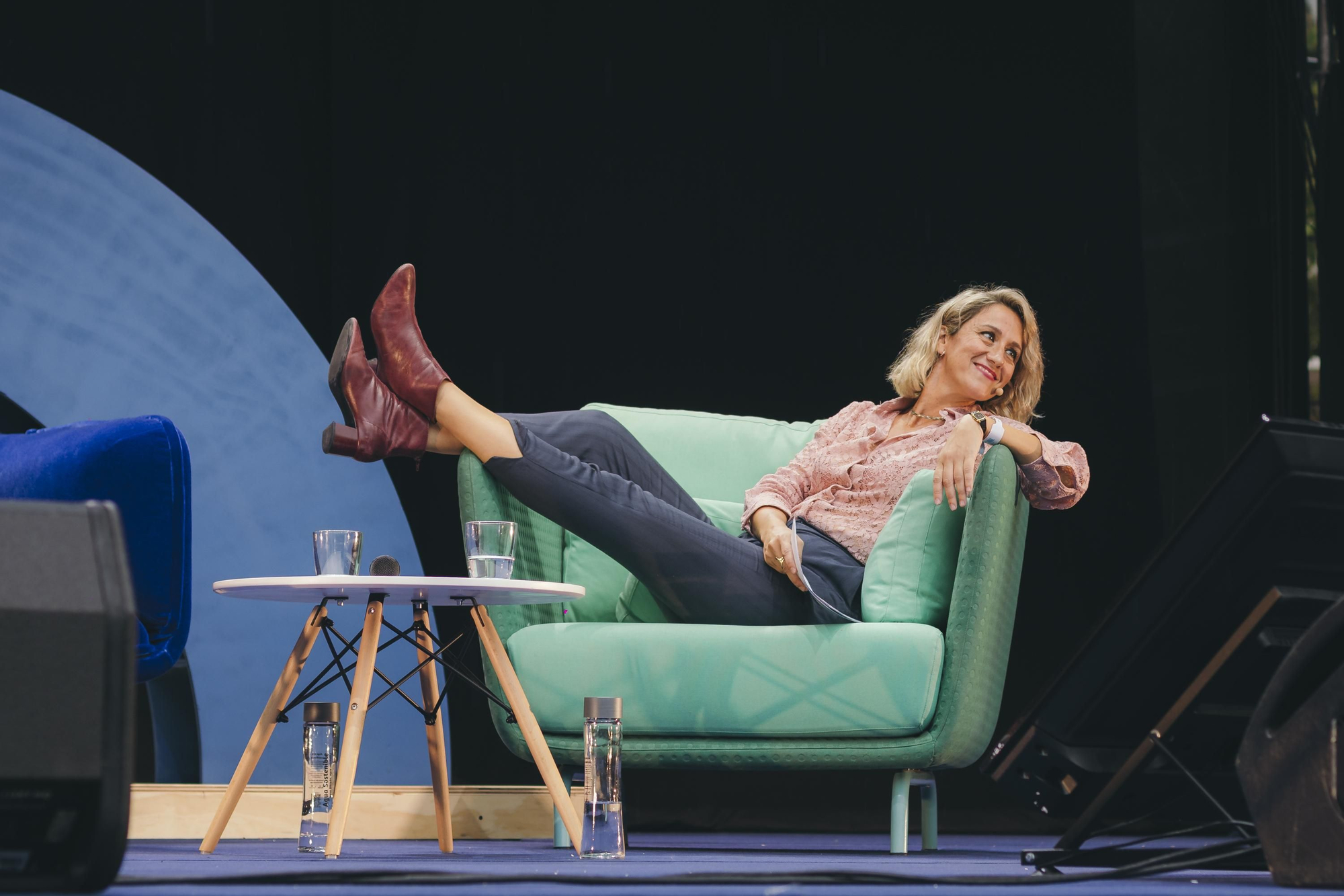 La cómica Maria Juan ganándose al público desde el escenario