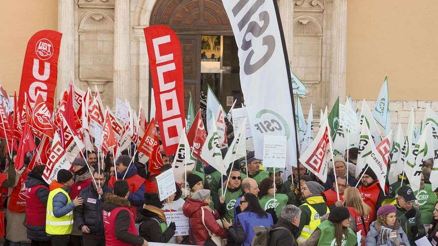 Los docentes de Castilla y León se plantan y exigen salarios "dignos" ante la Consejería de Educación