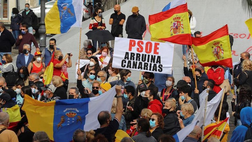 Manifestantes en la plaza de la Feria de la capital grancanaria contra el alojamiento de migrantes en hoteles. EFE