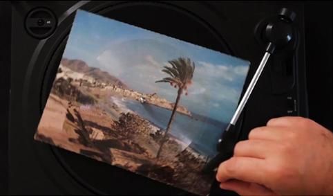 Imagen de uno de los vídeos de Iván Candeo sobre las postales disco