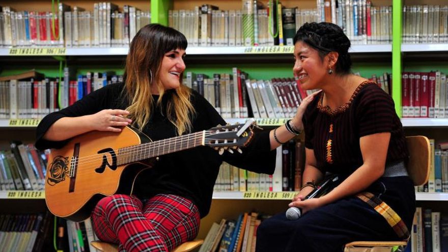 La cantautora y activista española Rozalén (i) junto a la joven indígena maya estudiante del IGER (Instituto Guatemalteco de Educación Radifónica) Kimberley Chivalán Zacarías, este miércoles en Madrid, durante la presentación del informe "Seguras para aprender en libertad", de la ONG 'Entreculturas', que reivindica el derecho de las niñas a ir a la escuela y recibir una educación transformadora.