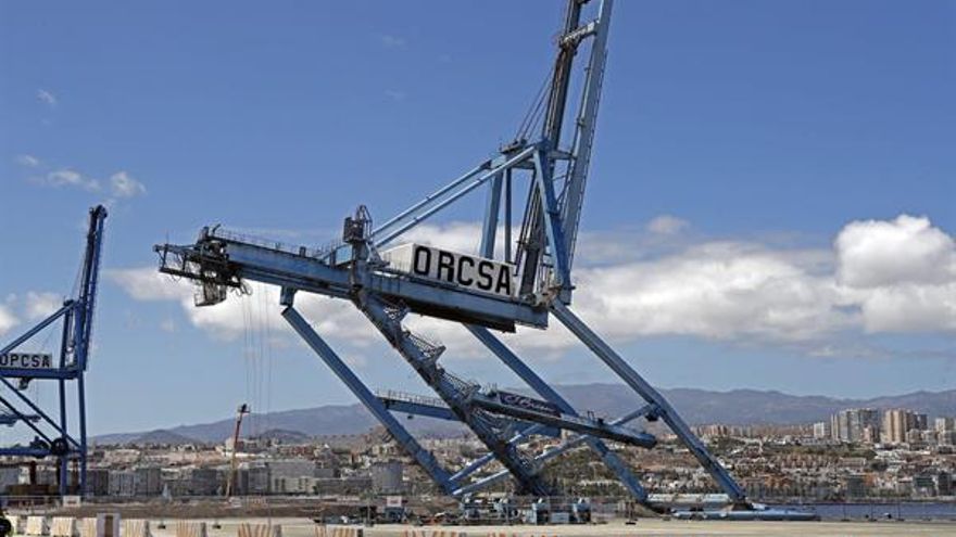 Derribo de una grúa en el Puerto de la Luz. (ELVIRA URQUIJO / EFE)
