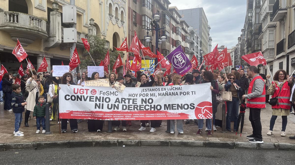 La segunda huelga del comercio textil en Cantabria mantiene comercios y tiendas cerradas tras un seguimiento superior al 60%