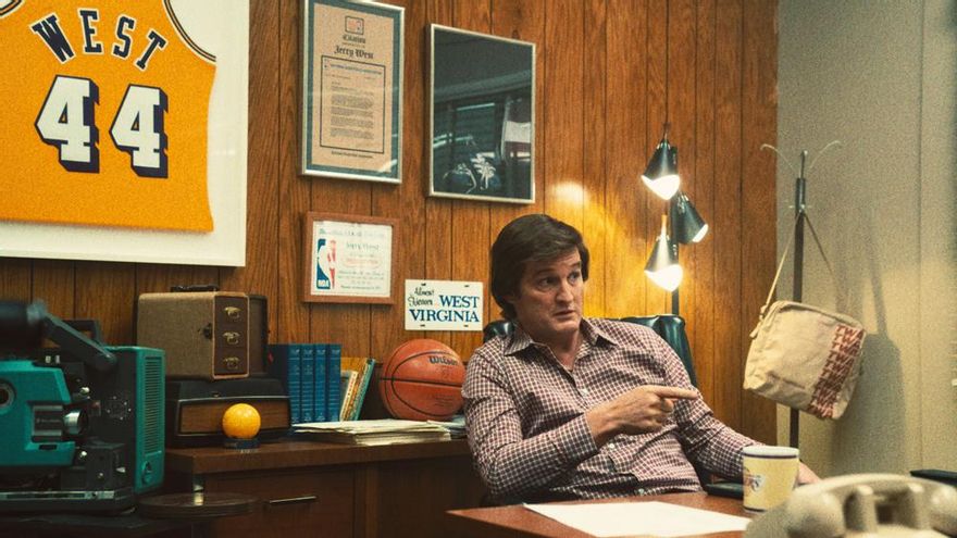 Jason Clarke, como Jerry West en un capítulo de 'Tiempo de victoria'