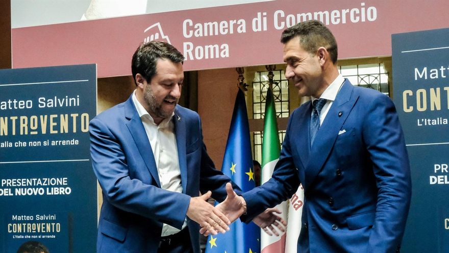 Matteo Salvini (izq) con Roberto Vannacci en la presentación de un libro del líder de la Lega, el 30 de abril de 2024, en Roma.