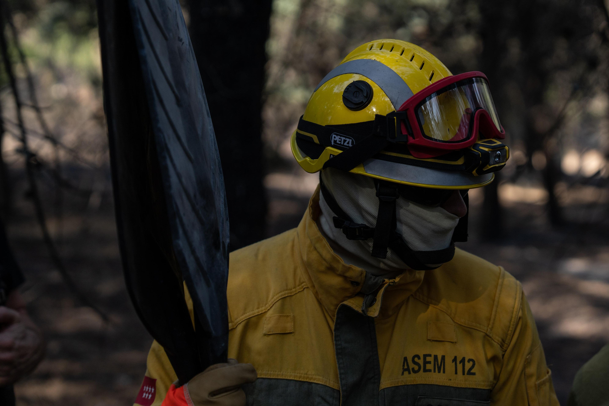 Un bombero trabaja en las tareas de extinción del incendio forestal en la Sierra Oeste de Madrid, en los alrededores del Pantano de San Juan, a 28 de julio de 2026.