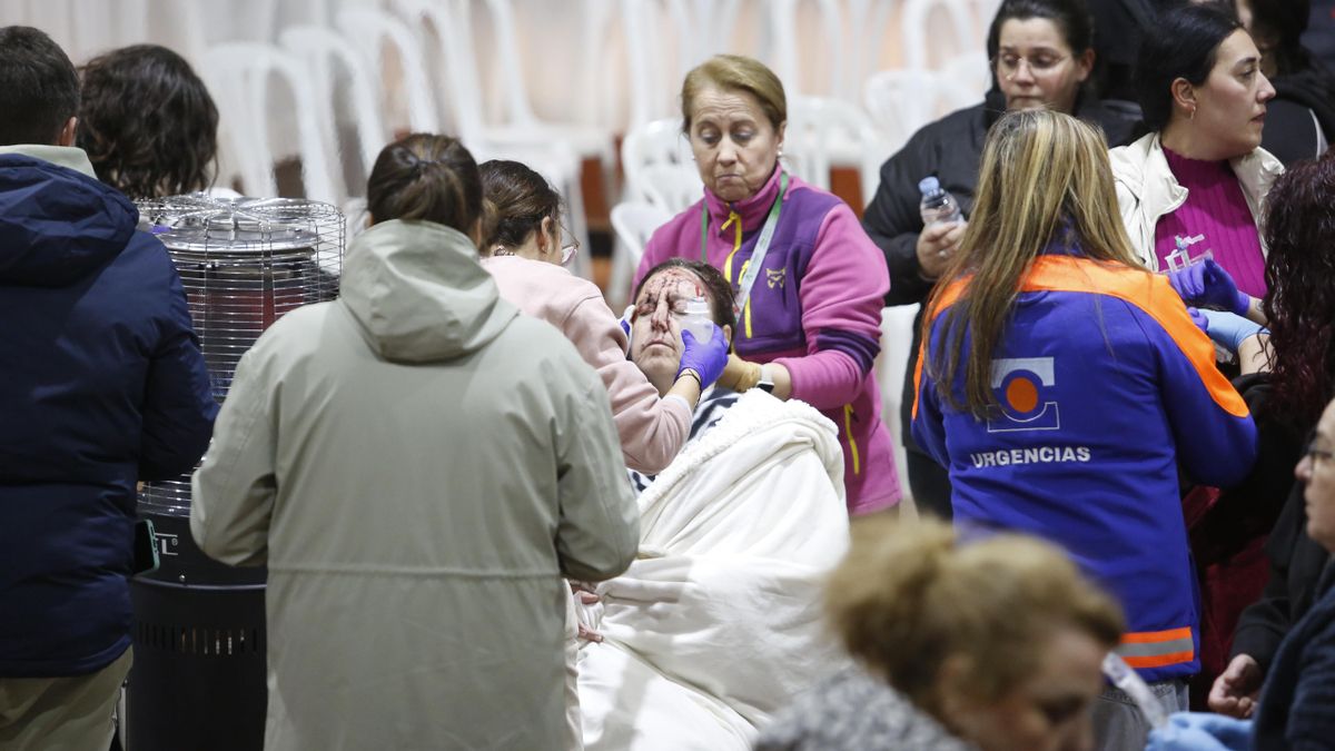 Servicios sanitarios y protección civil atienden a los heridos tras el descarrilamiento en Adamuz