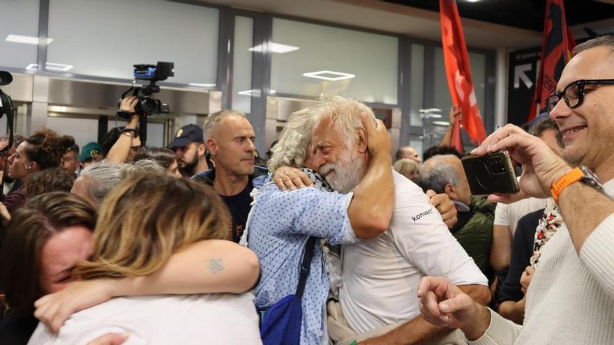 Activistas italianos de la Global Sumud Flotilla a su llegada al aeropuerto Fiumicino de Roma, este sábado por la noche.