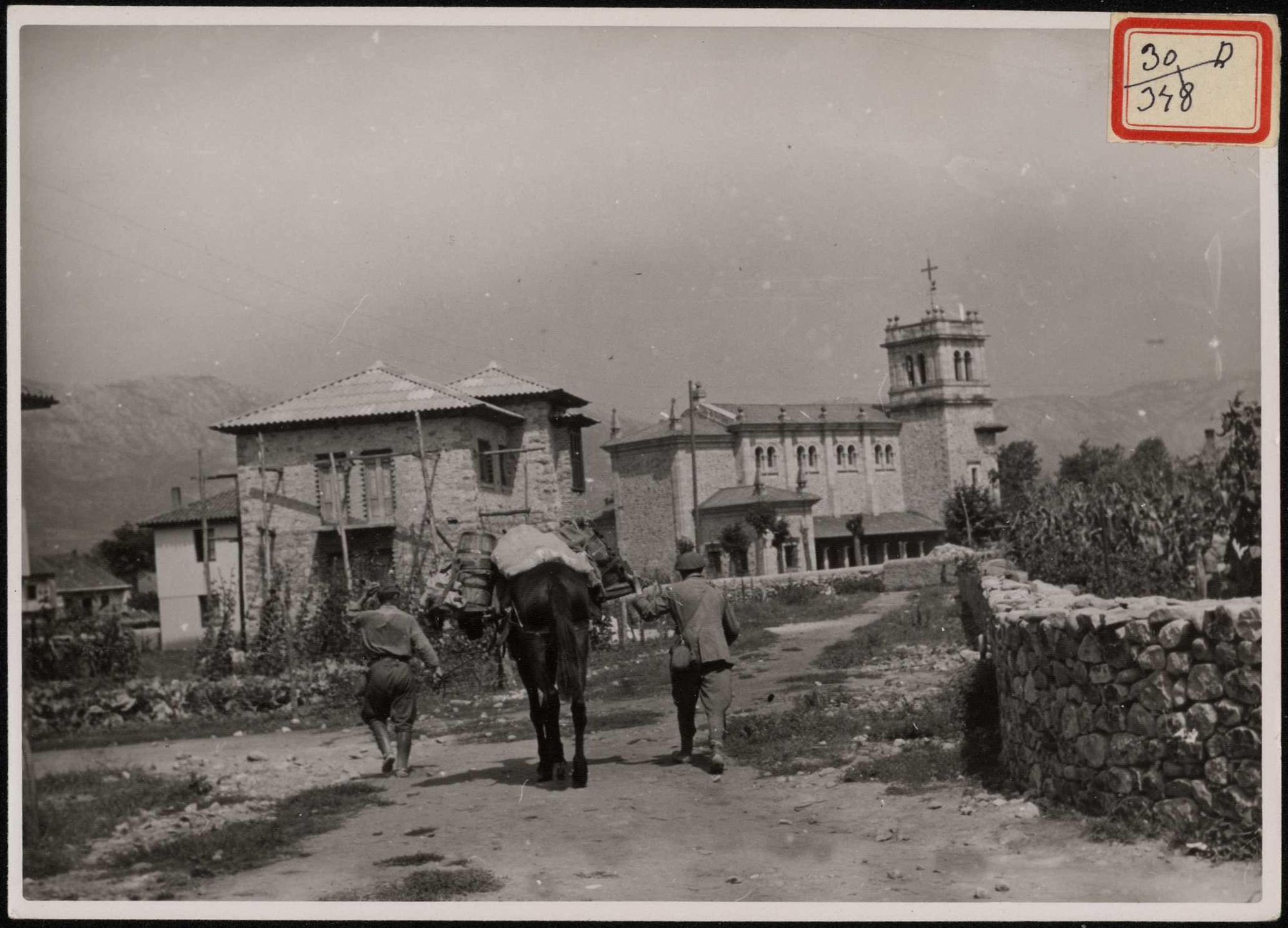 "Los Corrales ya liberado por las tropas nacionales, con su iglesia al fondo". 24 de agosto de 1937.