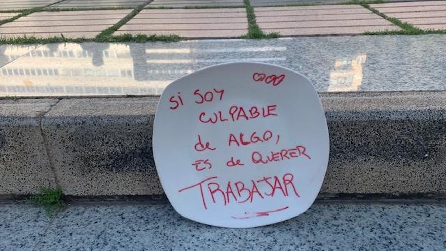 'Platos vacíos' frente a Presidencia del Gobierno para protestar contra las restricciones a la hostelería en Gran Canaria