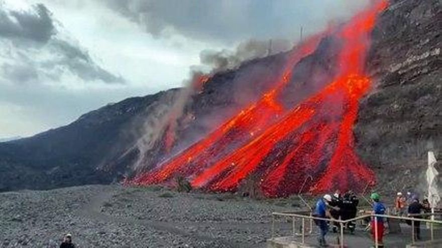 La lava del volcán de La Palma llega al mar por segunda vez y ya forma una nueva fajana