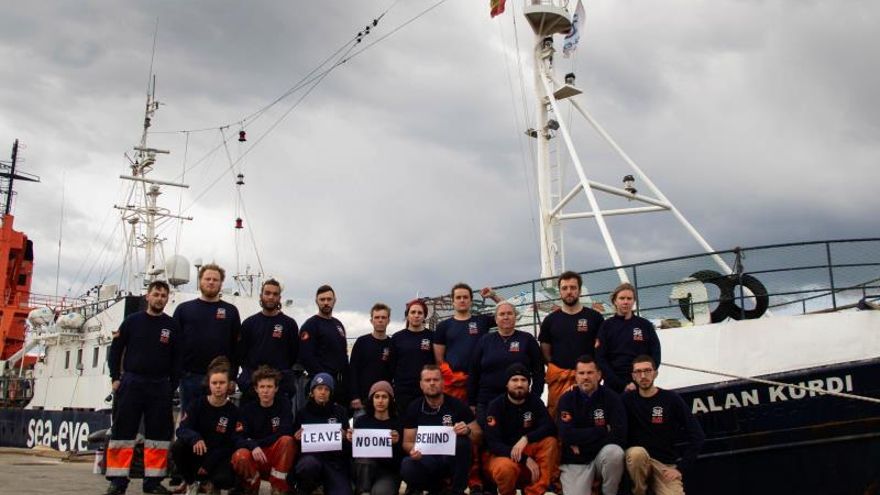 Fotografía facilitada por la ONG Proemaid que muestra al marinero voluntario en el barco Alan Kurdi (4-d; fila abajo) de la ONG alemana Sea Eye, Salva Perelló, a bordo de una embarcación en el Mar Mediterráneo. Los 37 migrantes que se encuentran a bordo del barco español Aita Mari desde el lunes siguen en el Mediterráneo a la espera de que algún país europeo les autorice un puerto, informó la ONG española Salvamento Marítimo Humanitario (SMH), que gestiona el barco, en las redes sociales.