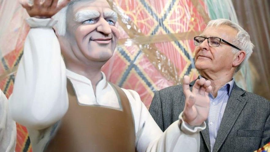 Joan Ribó, junto a un 'ninot' que le parodia