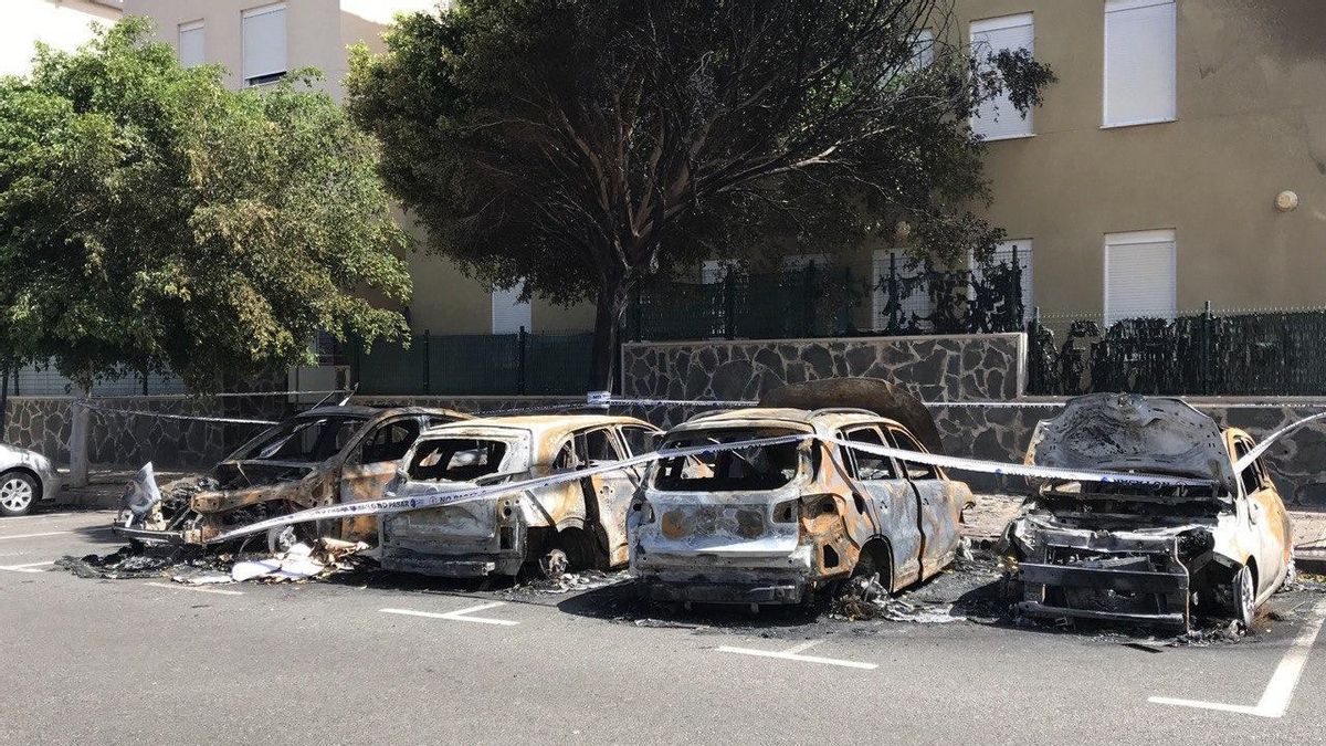 Vehículos calcinados en el municipio de Santa Lucía de Tirajana.