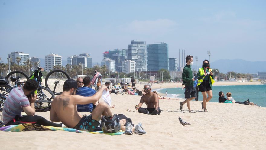 Dos operarios del Ayuntamiento de Barcelona controlan el aforo de las siempre concurridas playas de la capital catalana. EFE/Marta Perez