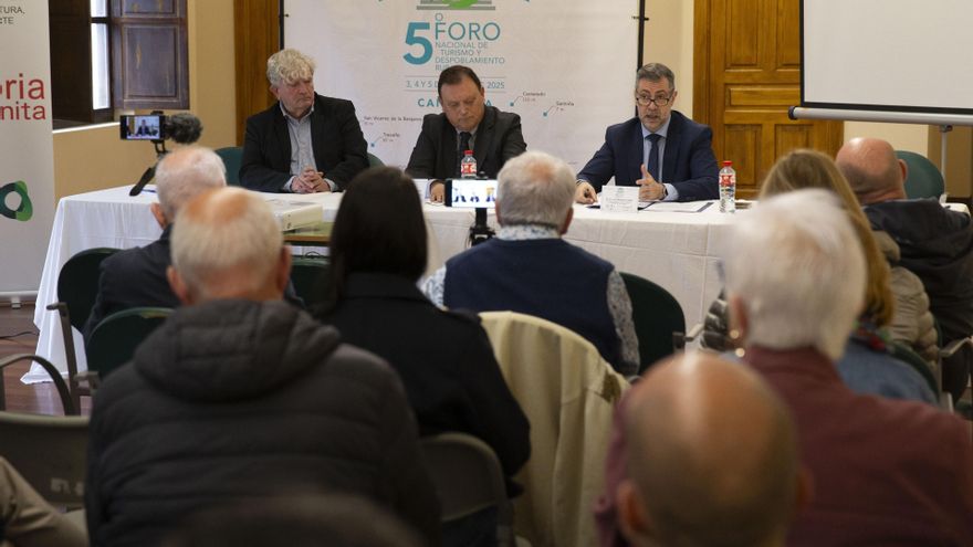 El consejero de Turismo, Luis Martínez, abre el V Foro de Turismo y Despoblamiento Rural