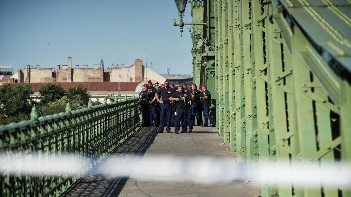 La Policía de Budapest corta el puente de la Libertad por la presencia de la extrema derecha.