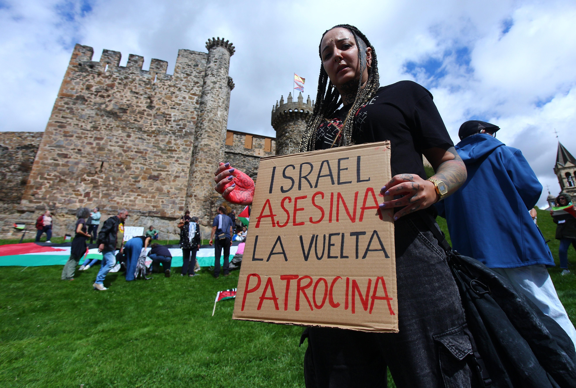 Las imágenes de la protesta contra el genocidio en Gaza ante la Vuelta a su paso por El Bierzo