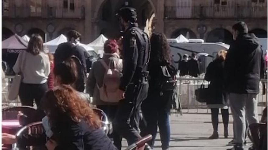 La Policía Nacional desalojando. / Salamanca24horas.com