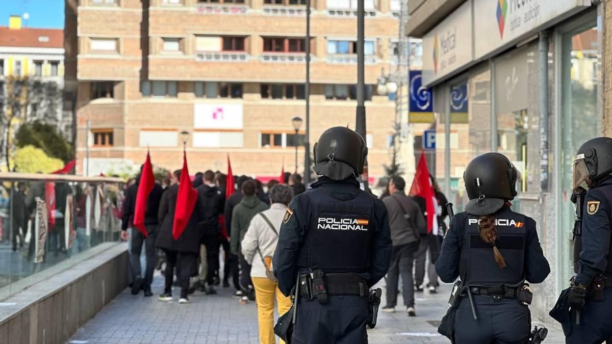 La marcha, custodiada por la Policía Nacional