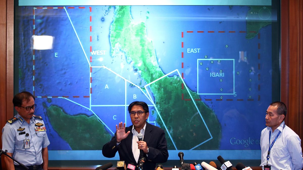 El director general de Aviación Civil de Malasia, Azharuddin Abdul Rahman, informa a los medios tras el accidente del MH370 el 10 de marzo de 2014.