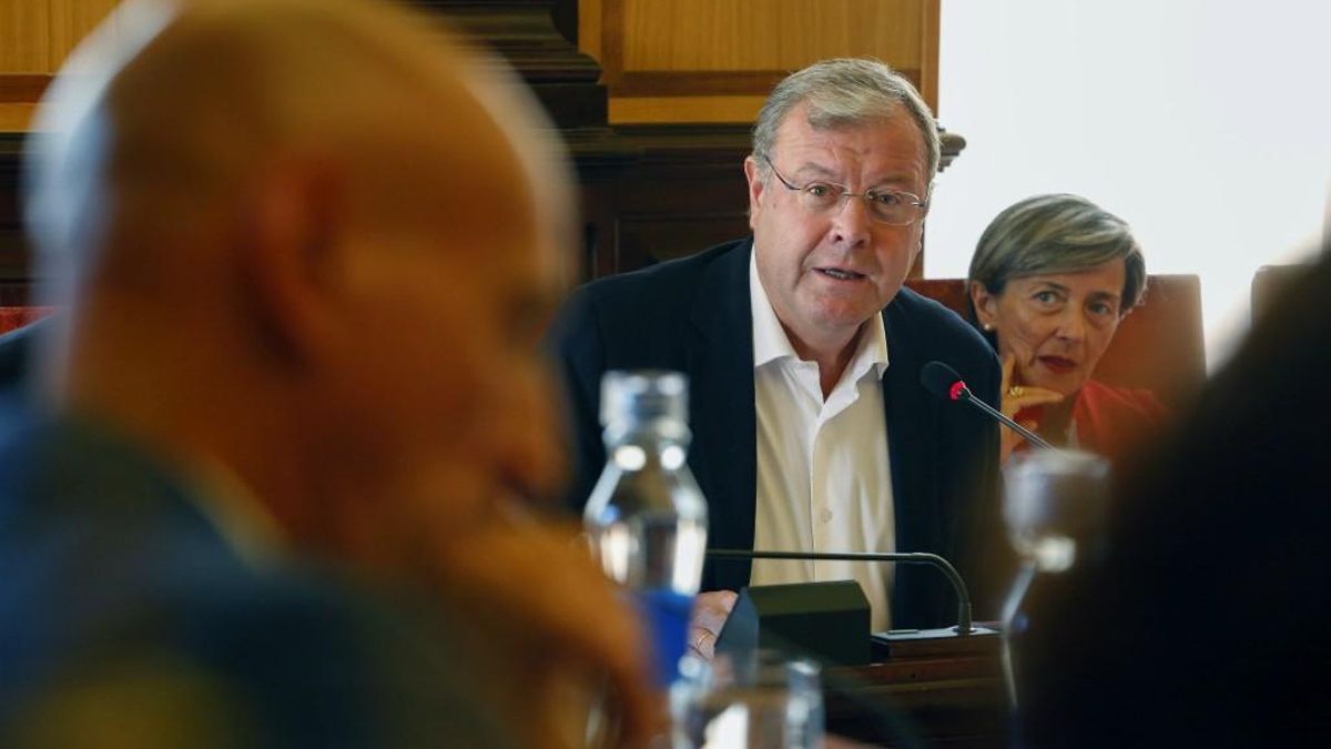 El alcalde José Antonio Diez en primer término y el exalcalde Antonio SIlván al fondo.