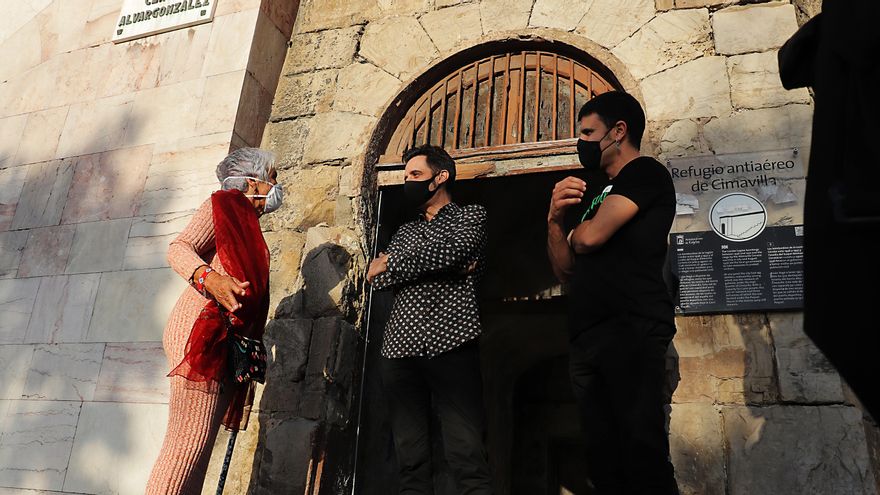 La Tarabica, Javier Gallego y Rodrigo Cuevas en la puerta del Refugio antiaéreo de Cimavilla