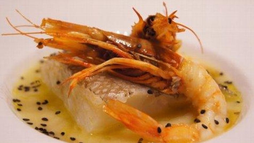 Taco de bacalao confitado sobre crema de puerros y gamba roja.