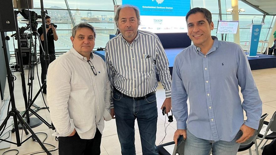 El presidente Miguel Miró y los vicepresidentes Javier Burgos y Manuel Furió, en las jornadas de periodismo de proximidad organizadas por Tokikom en Getxo