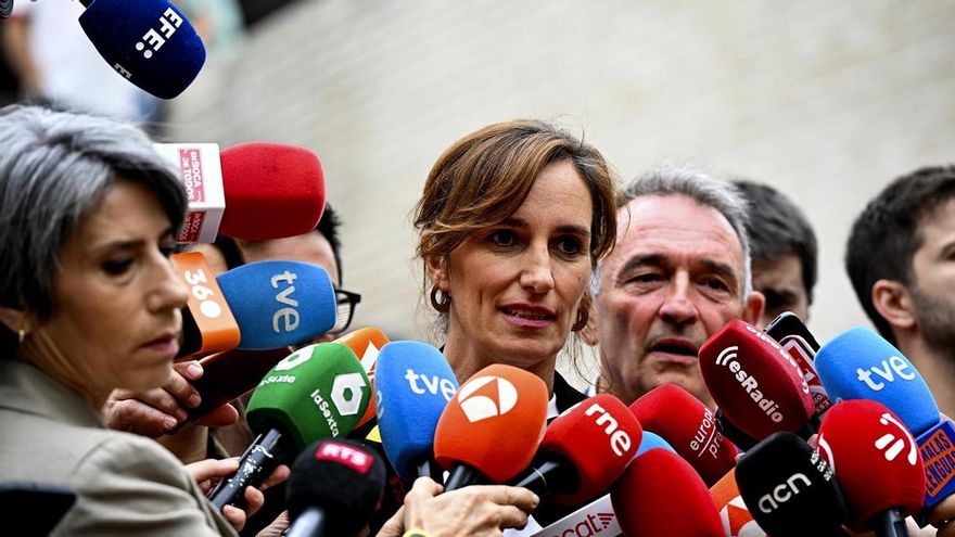La ministra de Sanidad, Mónica García, realiza declaraciones con las formaciones de SUMAR, Podemos, ERC, Bildu y BNG en apoyo al Decreto Maricarmen.