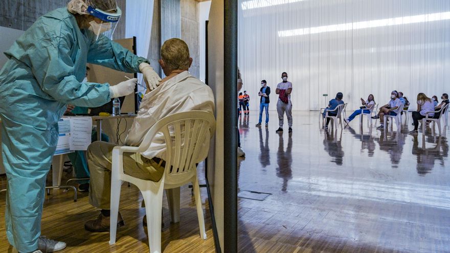 España puede vacunar a todos los mayores de 60 en mayo si llegan las dosis comprometidas