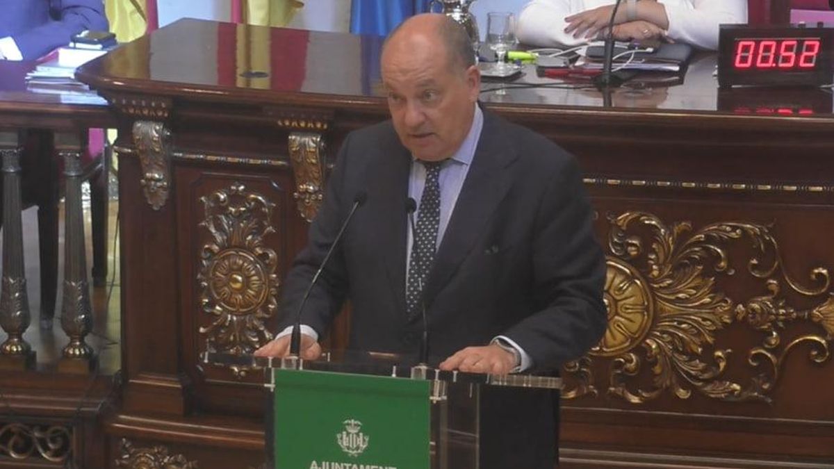 El concejal de contratación de València, José Marí Olano, durante el pleno de este 22 de julio.