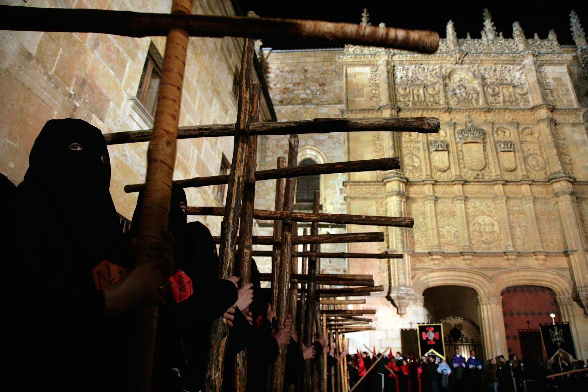 Un bosque de cruces en la ciudad monumental de Salamanca