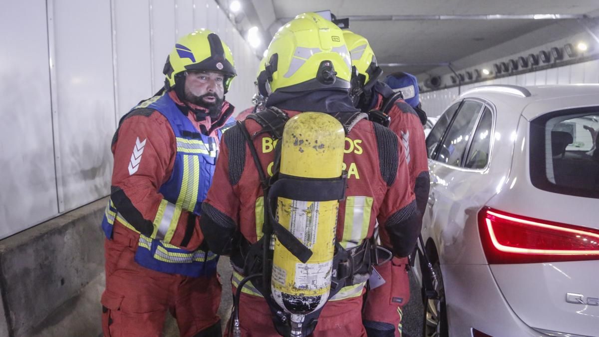 Bomberos en el simulacro de accidente en el túnel de los omeyas