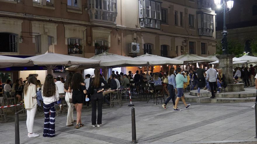 Archivo - Ambiente en una calle de bares de Santander