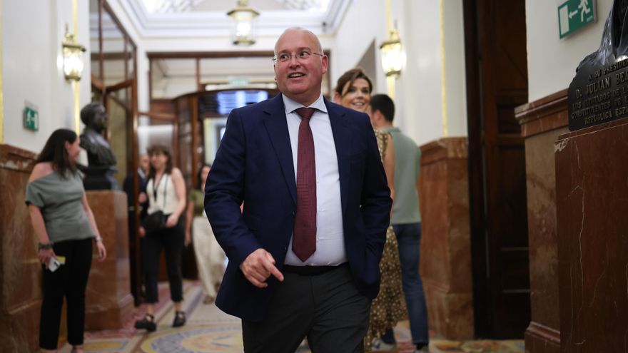 El secretario general del PP, Miguel Tellado, a su salida de una sesión plenaria, en el Congreso de los Diputados.