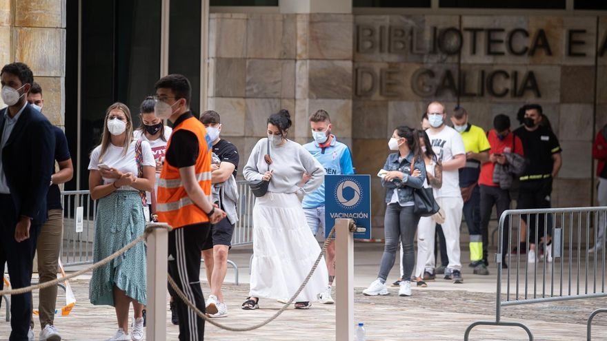 Varios jóvenes acuden a un dispositivo de vacunación contra el Covid-19 en el complejo de Cidade da Cultura