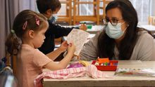 Una maestra con su alumna en el colegio Costa i Llobera de Barcelona