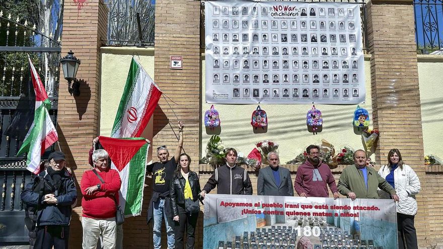 Decenas de personas se concentraron acompañados por el embajador iraní, Reza Zabib, frente a la embajada de Irán en Madrid este 30 de marzo de 2026 en solidaridad con las niñas asesinadas en el bombardeo de la escuela de Minab