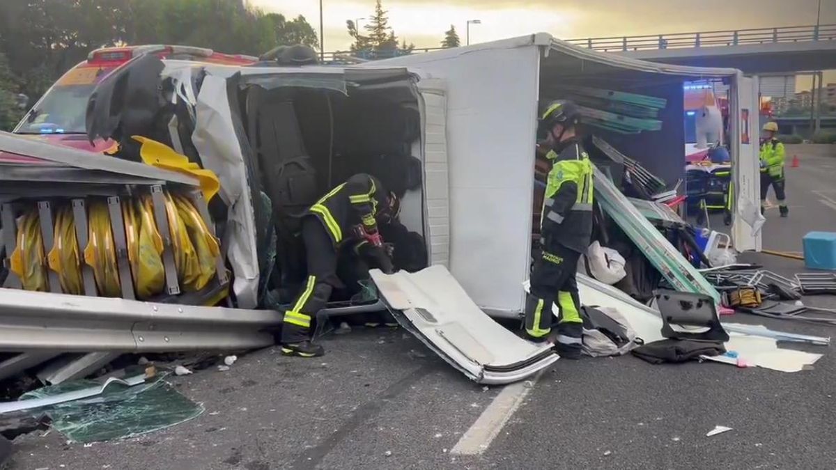 Bomberos del Ayuntamiento de Madrid trabajando en el lugar del accidente