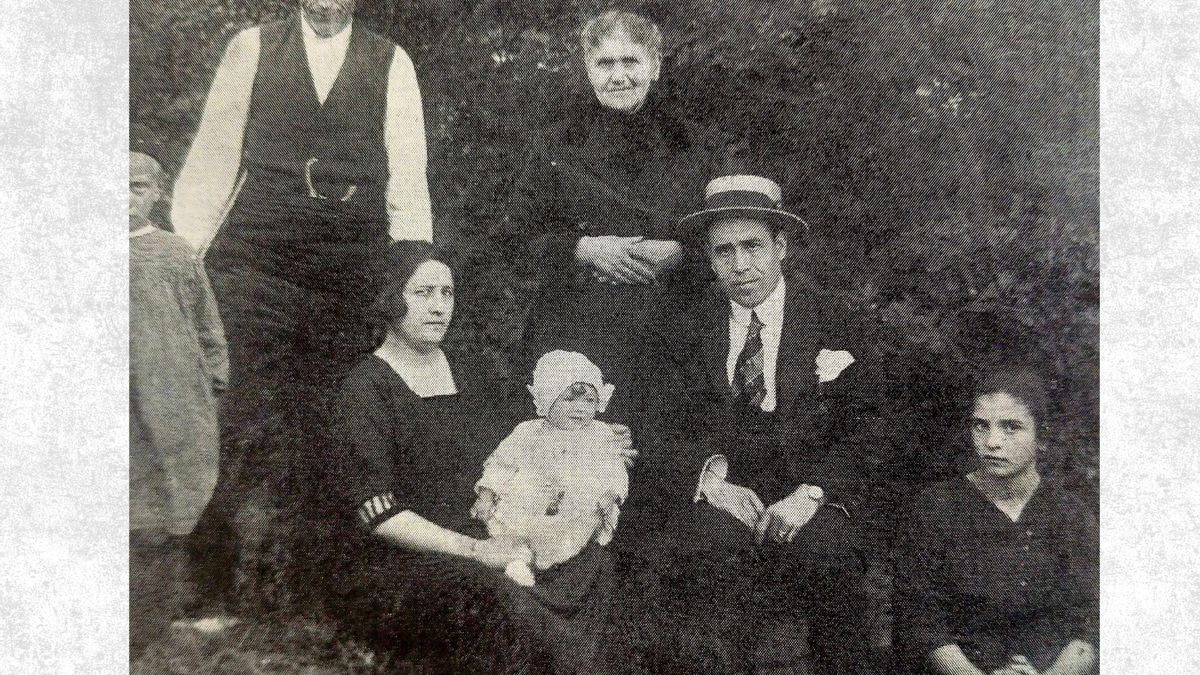 Fotografía del reencuentro de Vitalia y su hijo Luco. Cada uno en un extremo de la imagen.