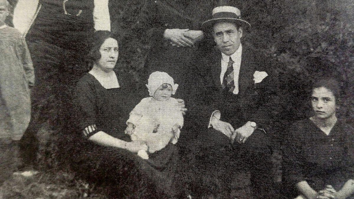 Fotografía del reencuentro de Vitalia y su hijo Luco. Cada uno en un extremo de la imagen.