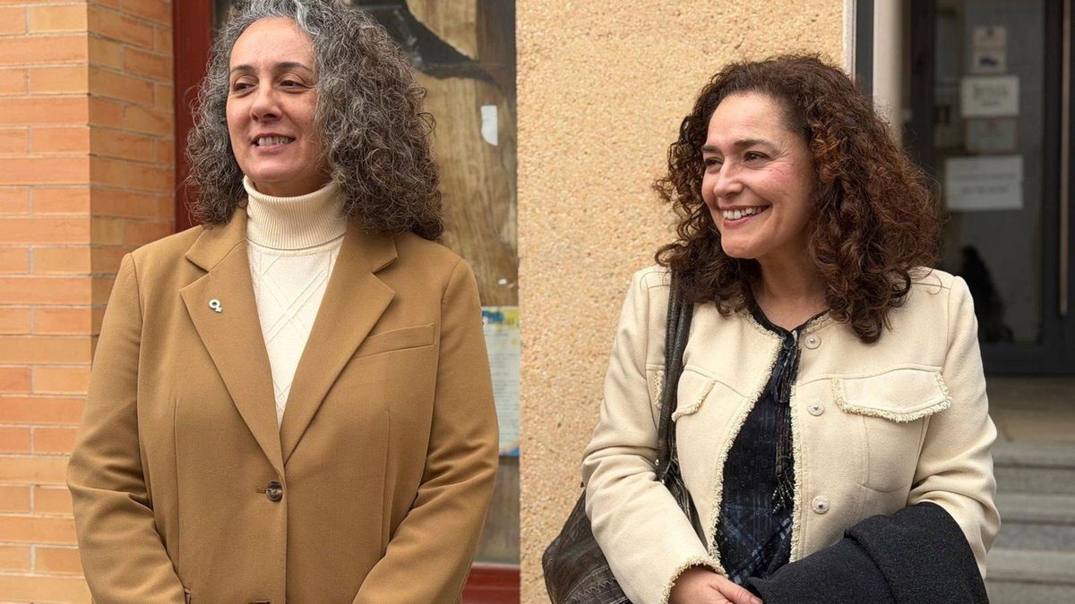 Rosa María Rodríguez (izda.), junto a la portavoz de Por Andalucía en el Parlamento andaluz, Inma Nieto