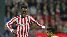 El delantero del Athletic de Bilbao Iñaki Williams (i) durante un partido contra el Villarreal.