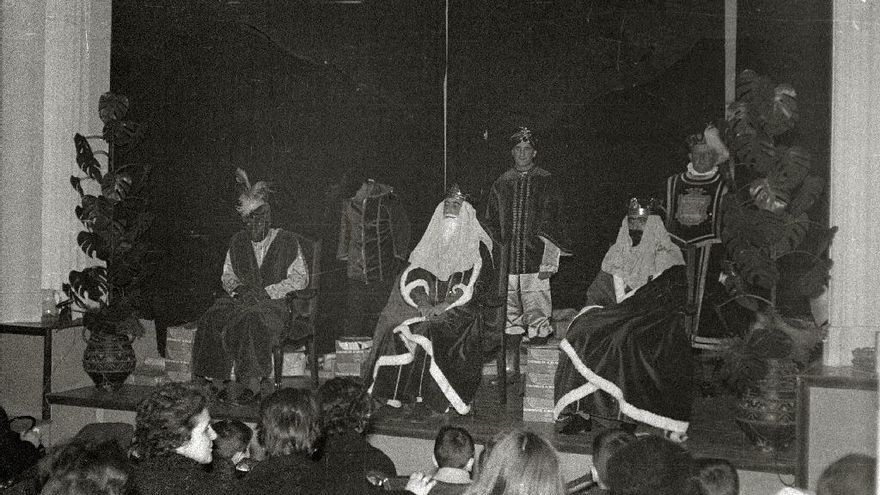 Los Reyes Magos frente a un grupo de niños en 1966