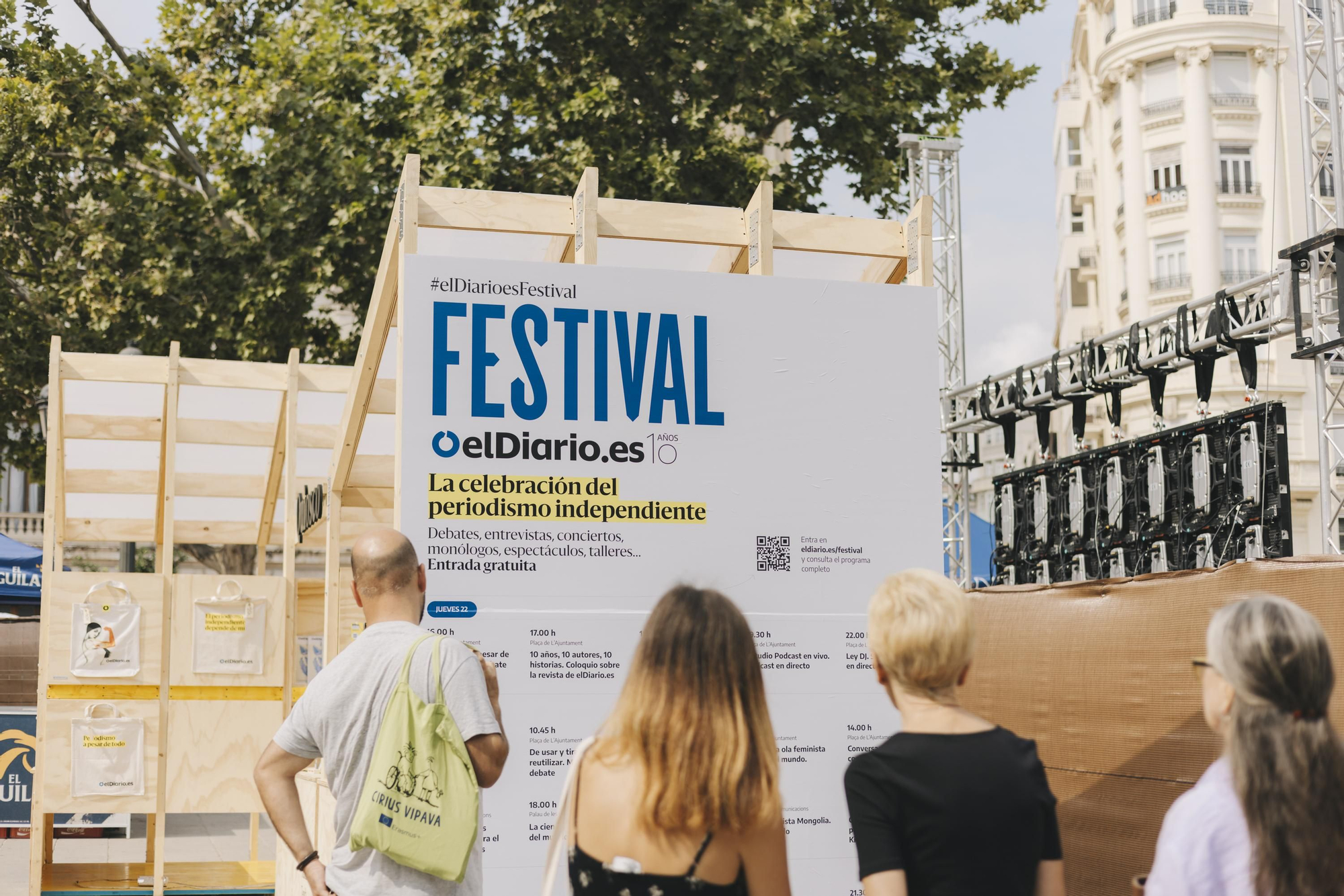 Un grupo de personas consultando el programa del Festival de elDiario.es